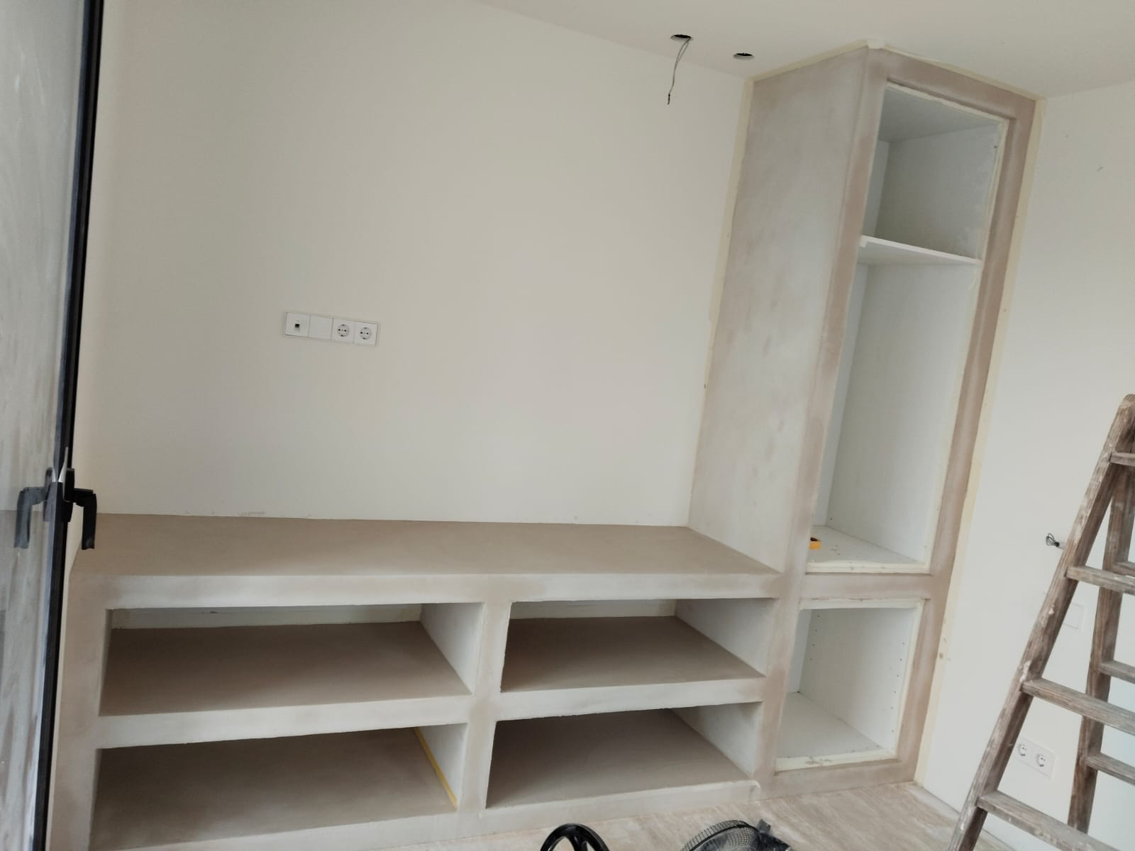 Mueble integrado real con acabado continuo de microcemento