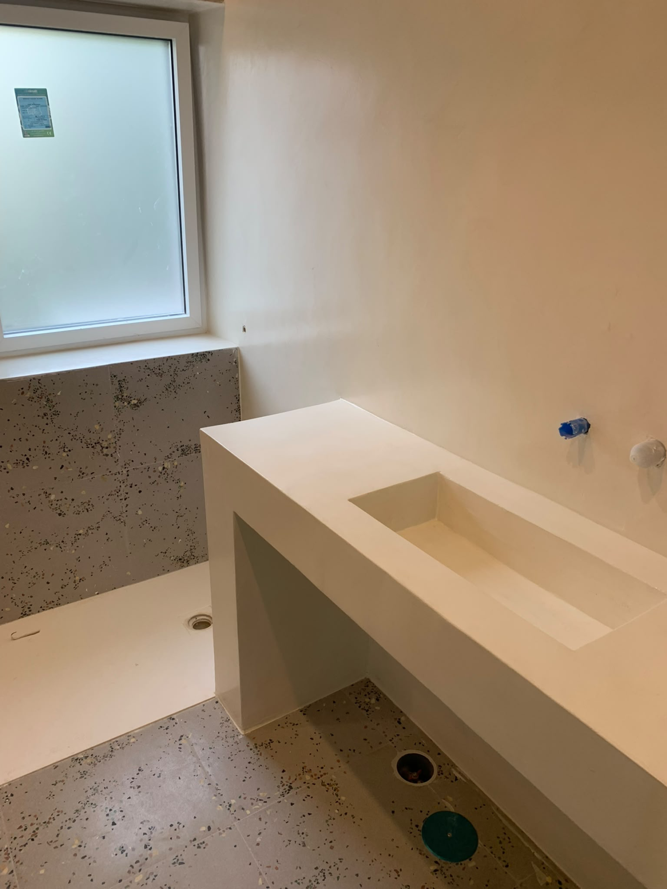 Mueble de lavabo revestido a medida con acabado continuo