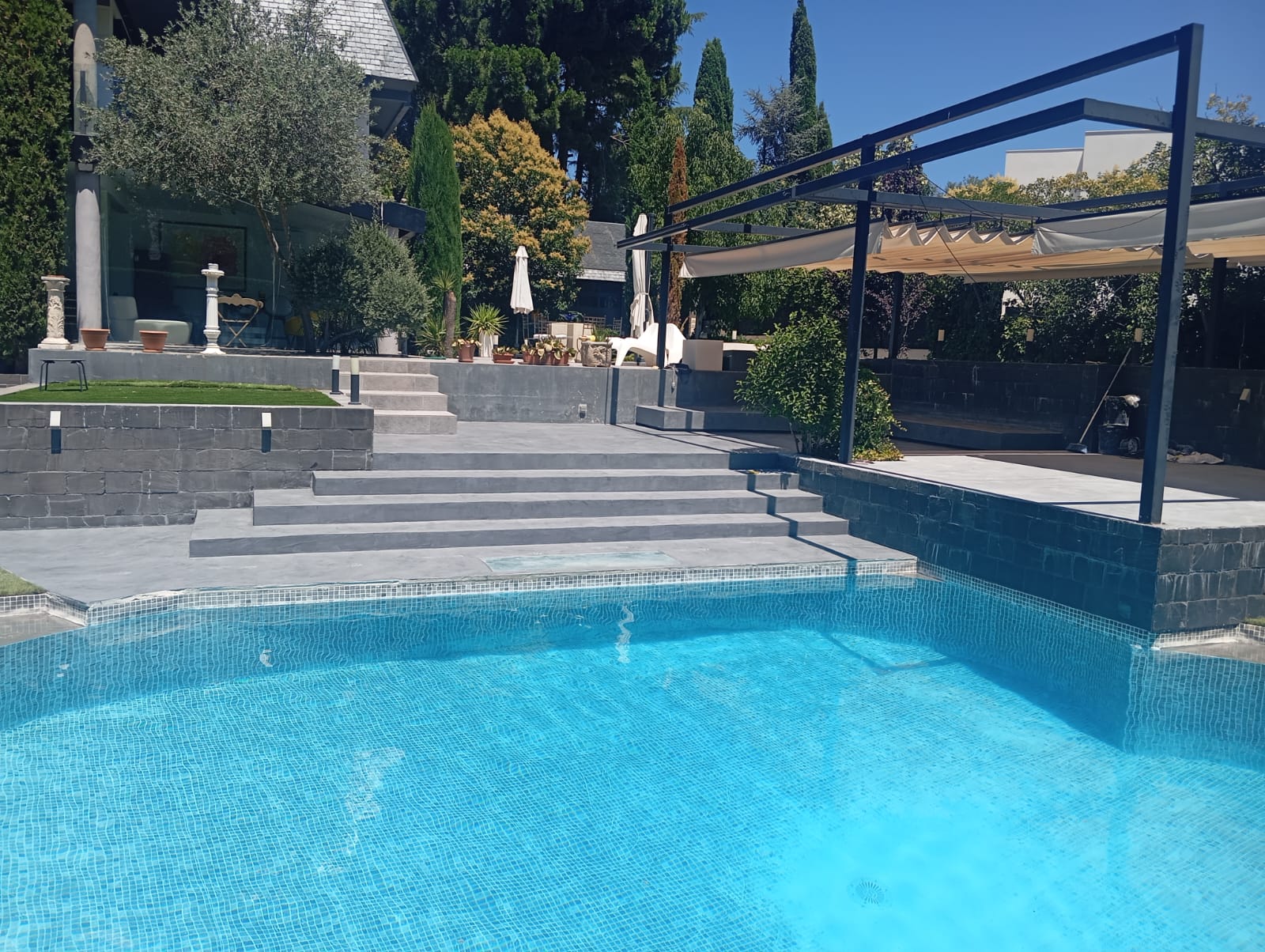Piscina real con borde y escalera de microcemento