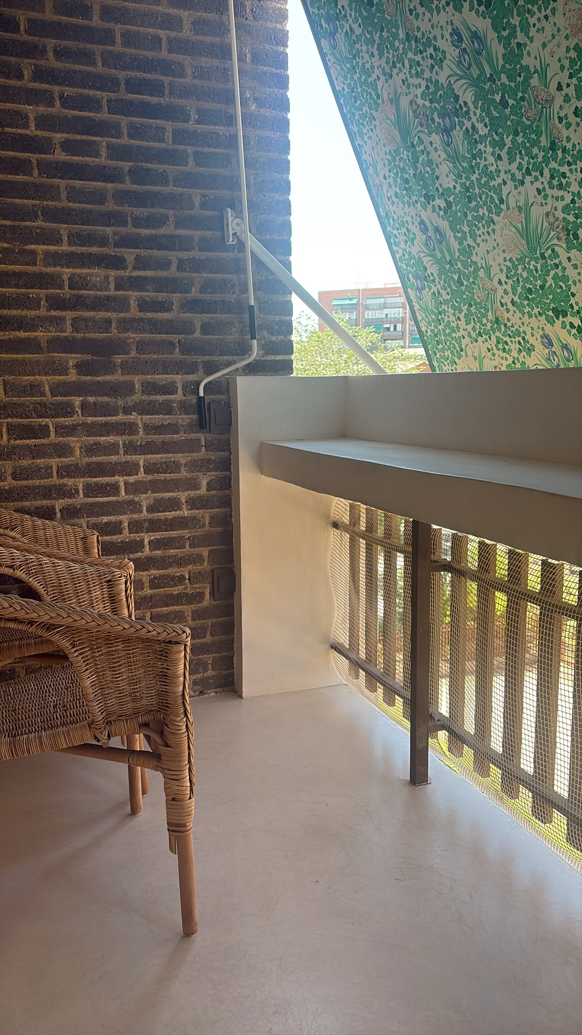 Terraza real con suelo y banco revestidos en acabado continuo