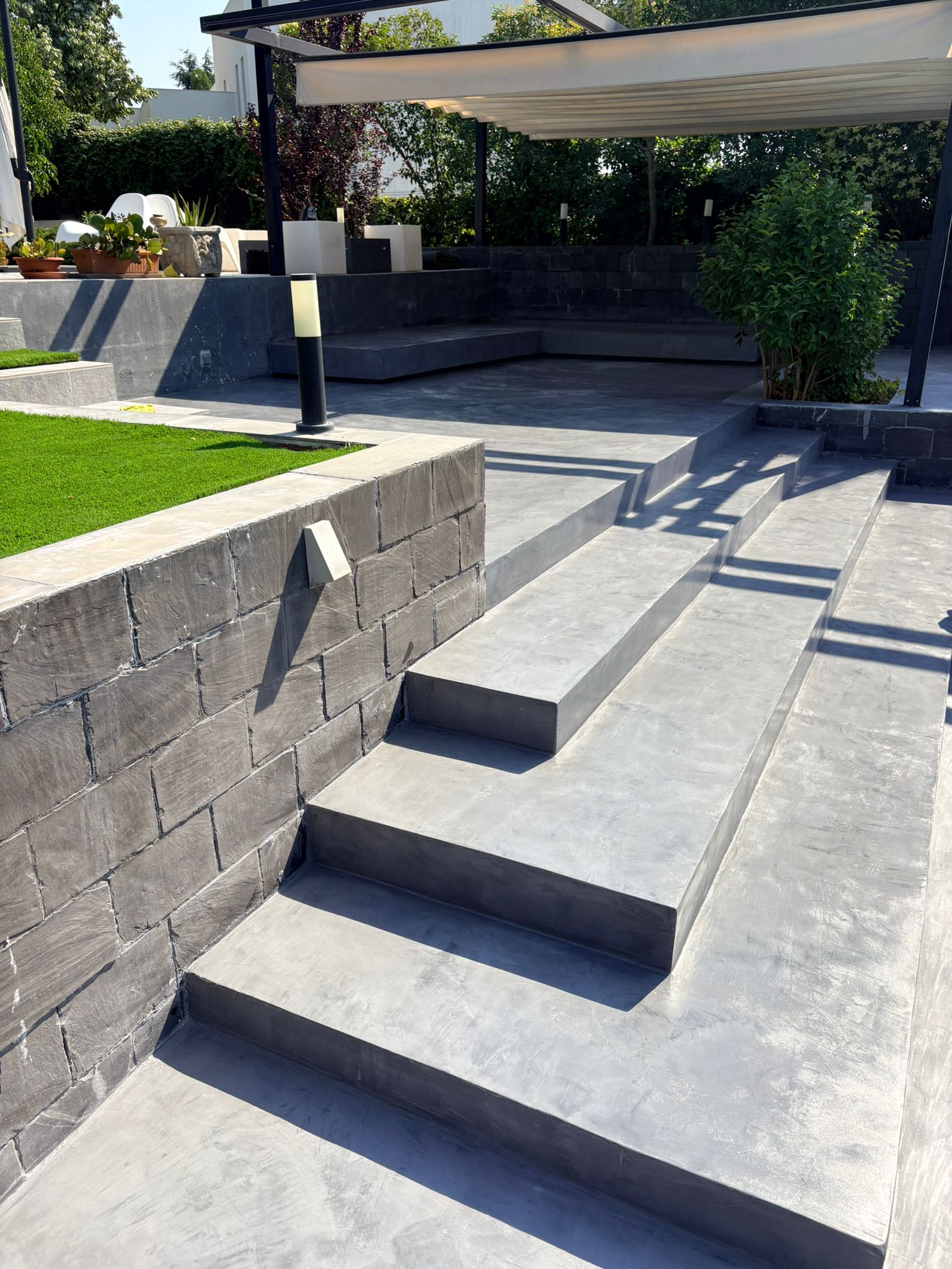 Escalera revestida en microcemento