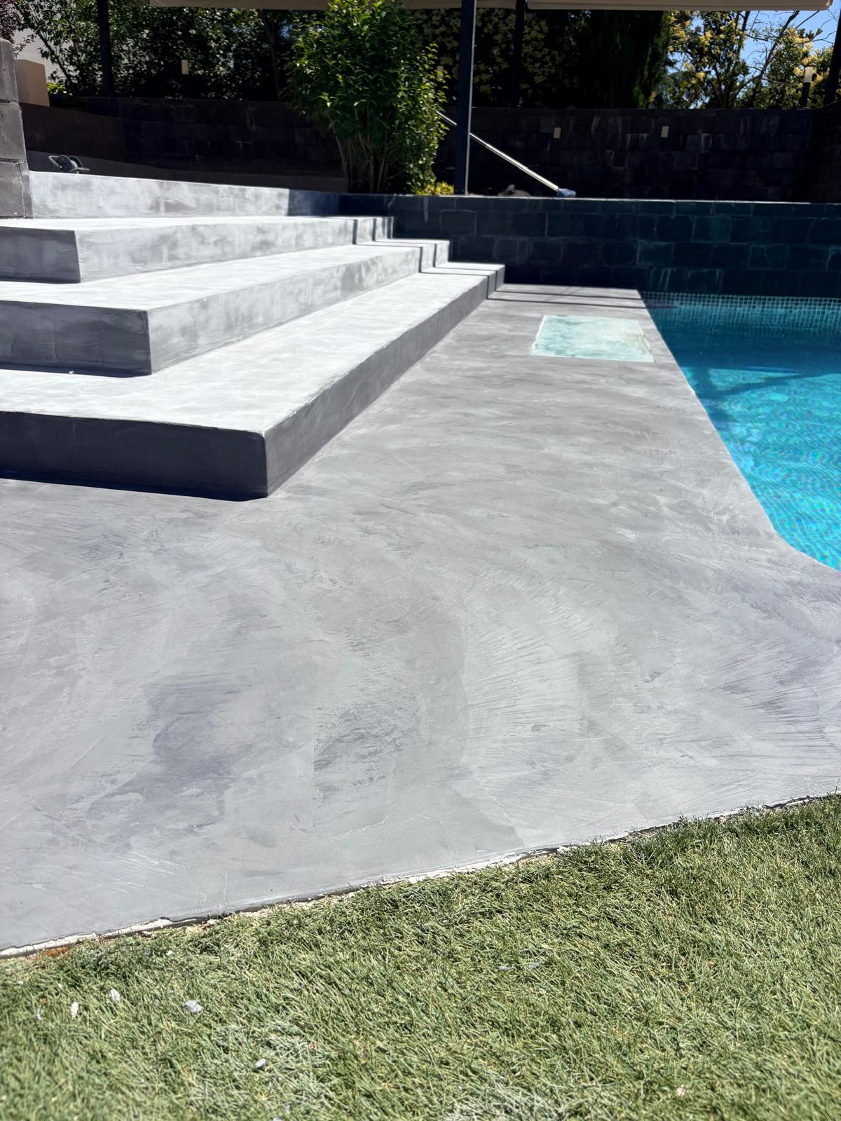 Aplicación de microcemento en escalera junto a piscina