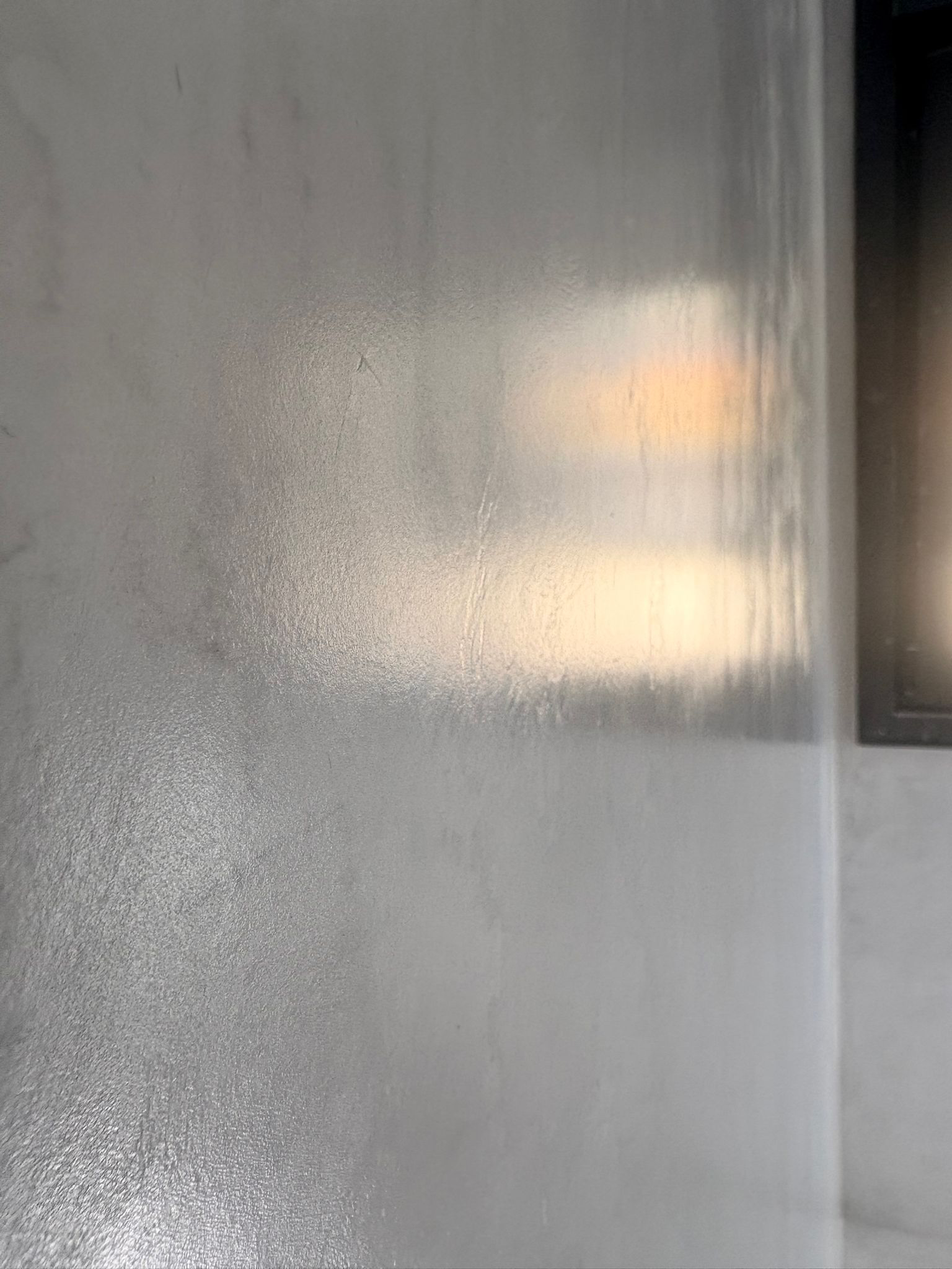 Detalle de pared interior con revestimiento continuo