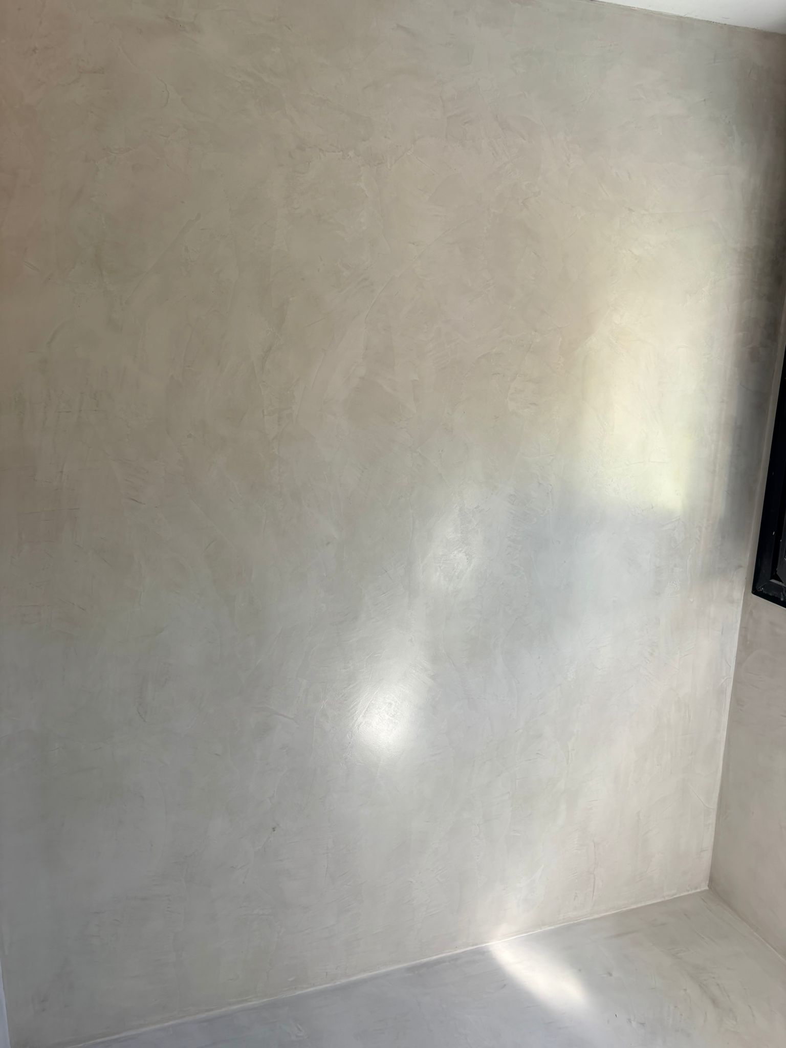 Pared interior clara con textura artesanal