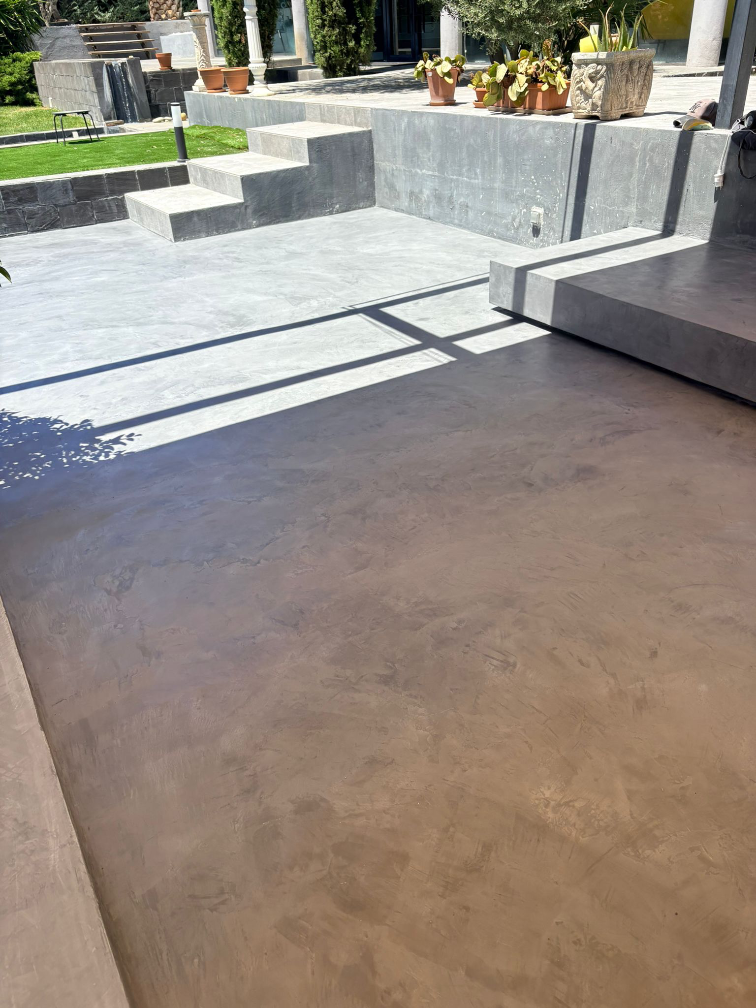 Pavimento continuo aplicado en una zona exterior