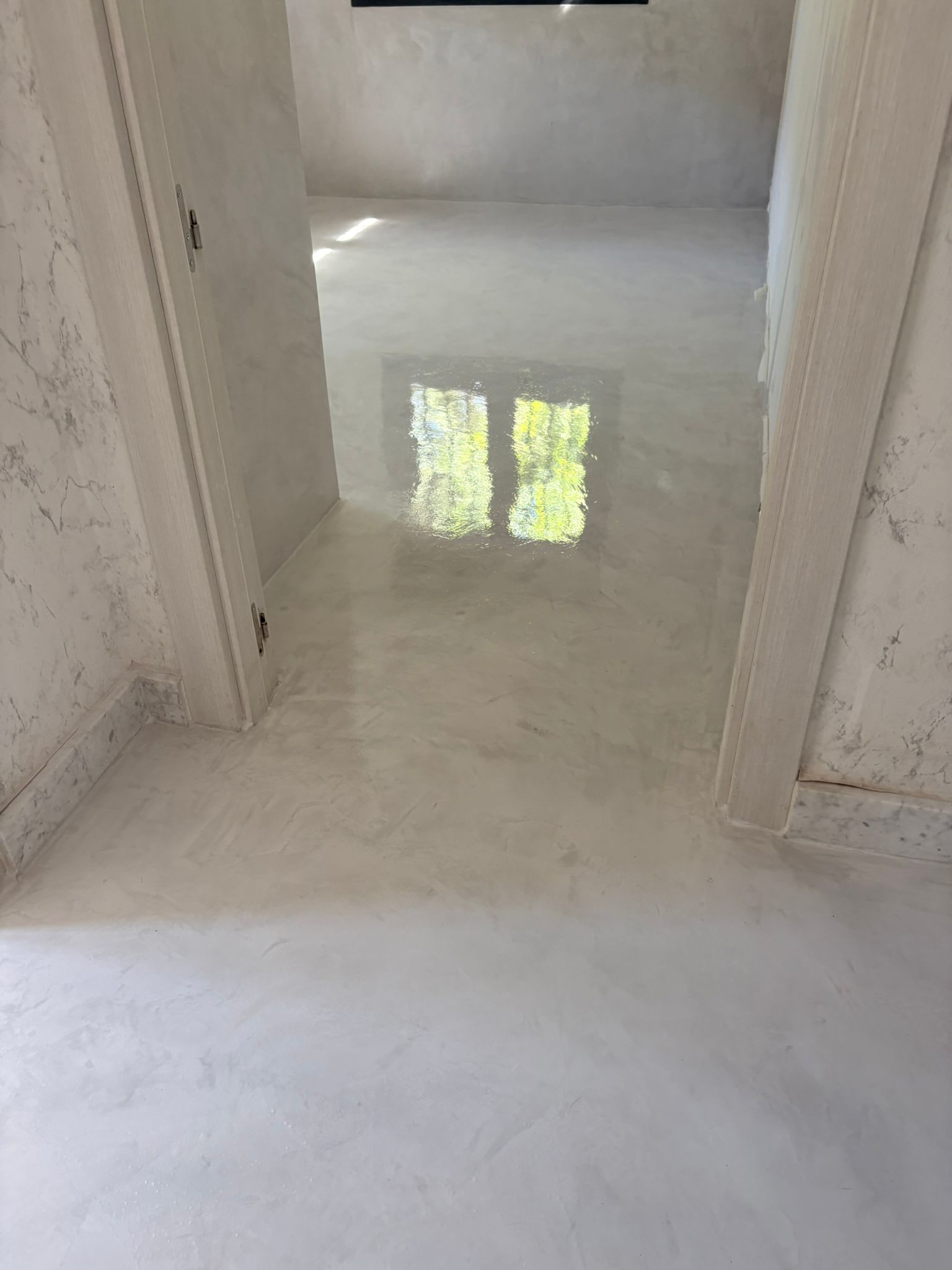 Suelo interior continuo de acabado claro