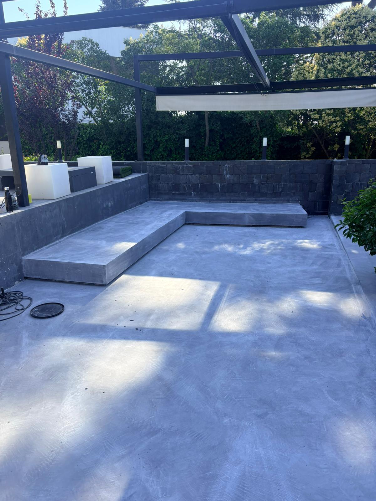 Terraza con pavimento continuo y banco integrado